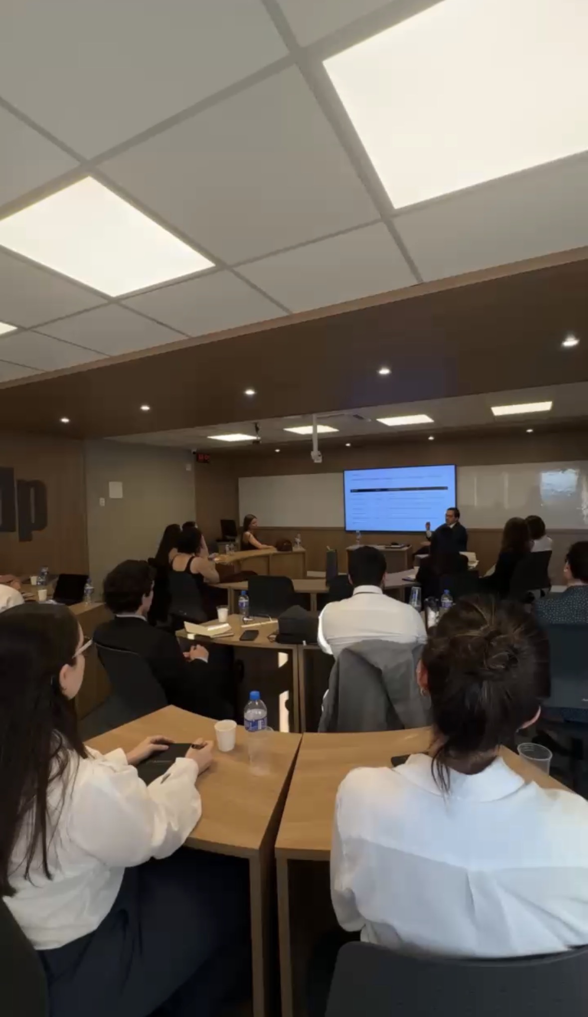 Alunos em sala durante o curso presencial